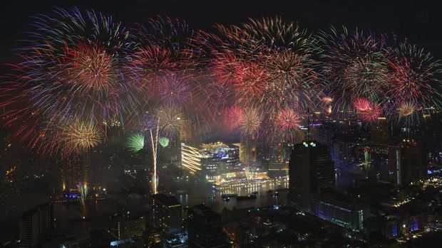 Perayaan malam pergantian tahun dari 2023 ke 2024 ditandai dengan pesta kembang api. Yuk, intip kemeriahannya di sejumlah negara.