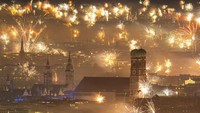 Kembang api menerangi langit Munich, Jerman, Senin, 1 Januari 2024. (Lennart Preiss/dpa via AP)
