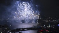 Pesta kembang api berlangsung semarak di Swiss. Ennio Leanza/Keystone via AP.