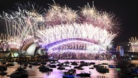 Australia menggelar pesta kembang api pergantian tahun di Sydney Opera House dan Harbour Bridge. Dan Himbrechts/AAP Image via AP.