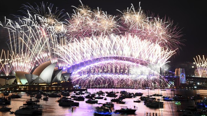 Perayaan malam pergantian tahun dari 2023 ke 2024 ditandai dengan pesta kembang api. Yuk, intip kemeriahannya di sejumlah negara.