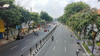 Kawasan Urip Sumoharjo yang kerap dipadati kendaraan, kini tampak sepi (Foto: Praditya Fauzi Rahman/detikJatim)