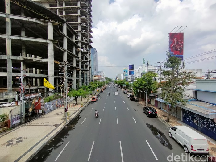 Potret lengang jalanan Surabaya di libur tahun baru 2024 Potret lengang jalanan Surabaya di libur tahun baru 2024