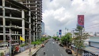 Sejumlah pengendara motor tampak melintas di Jalan Embong Malang Surabaya. Jalanan tampak lengang (Foto: Praditya Fauzi Rahman/detikJatim)
