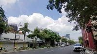 Jalan Tunjungan Surabaya sepi. Biasanya, Jalan Tunjungan kerap dipadati pengendara hingga warga yang ingin mlaku-mlaku nang Tunjungan (Foto: Praditya Fauzi Rahman/detikJatim)