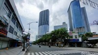 Hanya ada beberapa motor yang melintas di Jalan Tunjungan Surabaya (Foto: Praditya Fauzi Rahman/detikJatim)