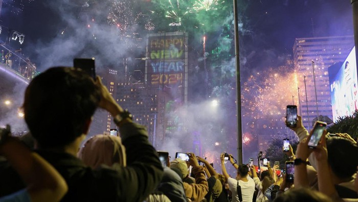 People celebrate New Years Eve at the Bundaran Hotel Indonesia roundabout in Jakarta, Indonesia, December 31, 2023. REUTERS/Ajeng Dinar Ulfiana