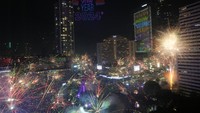Kembang api menyala saat ribuan orang berkumpul untuk menghadiri perayaan tahun baru di kawasan bisnis utama pada Malam Tahun Baru di Jakarta, Senin (1/1/2024). AP/Achmad Ibrahim