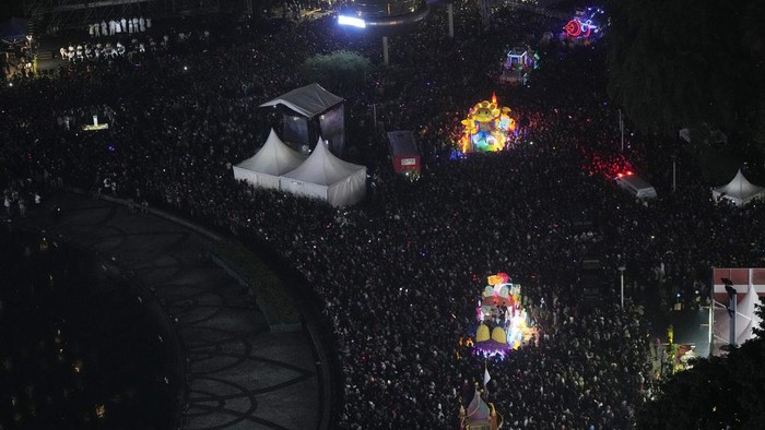 Potret Meriah Perayaan Tahun Baru 2024 di Jakarta Fireworks explodes as thousands of people gather to attend the new year celebrations in the main business district on New Year's Eve in Jakarta, Indonesia, Monday, Jan. 1, 2024. (AP Photo/Achmad Ibrahim)