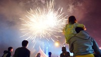 Pesta rakyat menghadirkan sejumlah artis dan pesta kembang api memeriahkan pergantian tahun. 