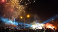 Masyarakat menyaksikan pesta kembang api di tembok Berlin Kota Sorong, Papua Barat Daya, Senin (1/1/2024).