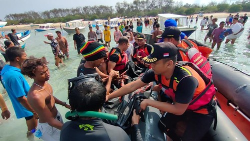 Proses evakuasi korban tabrakan di perairan Gili Meno Desa Gili Indah Kecamatan Pemenang Lombok Utara, Senin (1/1/2024). (Humas Polsek Pemenang)
