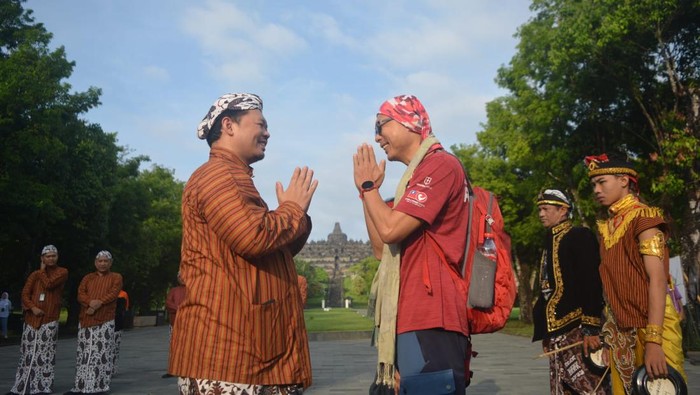 Prosesi penyambutan wisatawan pertama di Candi Borobudur pada tahun 2024, Senin (1/1/2024).