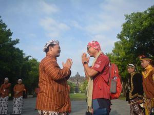 Turis Asal Taiwan Jadi Pengunjung Pertama Candi Borobudur di 2024