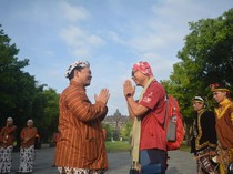 Turis Asal Taiwan Jadi Pengunjung Pertama Candi Borobudur di 2024