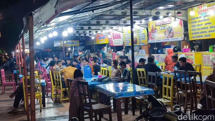 Pujasera di kawasan Simpang Lima ikut ramai oleh pengunjung, Minggu (31/12/2023).