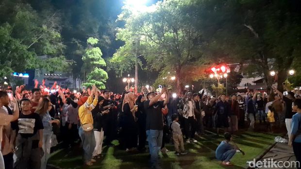 Ratusan warga di Balai Kota Solo menari bersama usai pesta kembang api, Senin (1/1/2023).