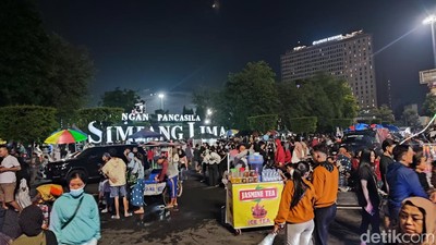 Potret Keramaian Warga Rayakan Tahun Baru 2024 di Simpang Lima Semarang