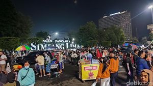 Potret Keramaian Warga Rayakan Tahun Baru 2024 di Simpang Lima Semarang