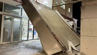 Sebuah gedung di Kaga, Prefektur Ishikawa, juga mengalami kerusakan. Kyodo News via AP.