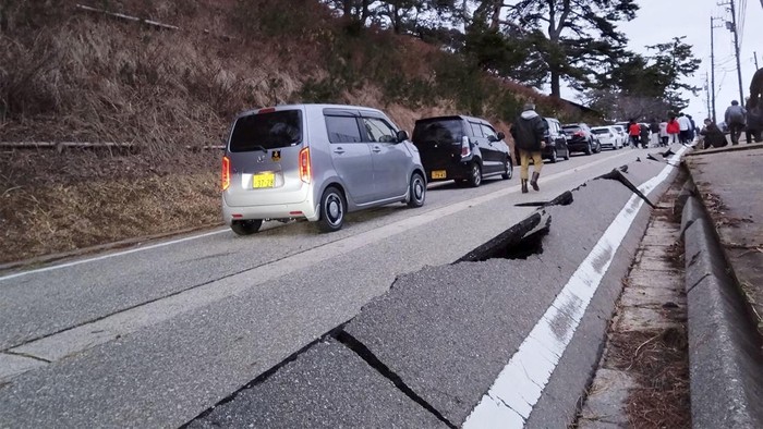 Gempa bumi berkekuatan magnitudo 7,5 melanda Jepang, Senin (1/1/2024). Gempa itu mengakibatkan kerusakan seperti rumah ambruk dan jalan retak.