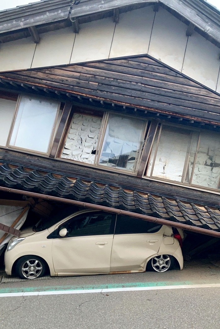 Rumah Ambruk dan Jalan Retak Akibat Gempa di Jepang Gempa bumi berkekuatan magnitudo 7,5 melanda Jepang, Senin (1/1/2024). Gempa itu mengakibatkan kerusakan seperti rumah ambruk dan jalan retak.