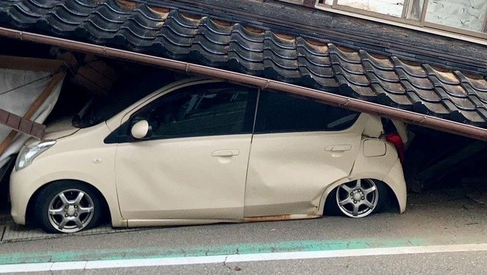 Gempa bumi berkekuatan magnitudo 7,5 melanda Jepang, Senin (1/1/2024). Gempa itu mengakibatkan kerusakan seperti rumah ambruk dan jalan retak.