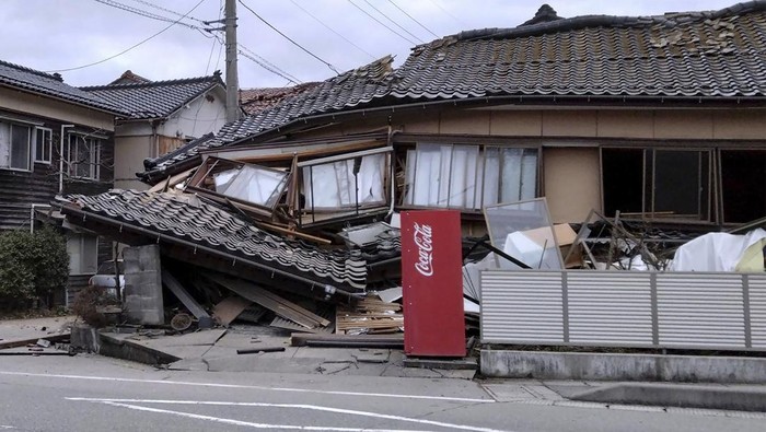 Gempa bumi berkekuatan magnitudo 7,5 melanda Jepang, Senin (1/1/2024). Gempa itu mengakibatkan kerusakan seperti rumah ambruk dan jalan retak.