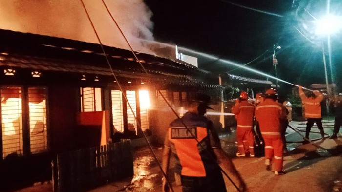 Rumah warga di Jambi terbakar saat ditinggal malam Tahun Baru.