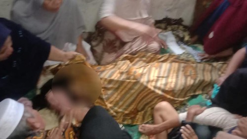 Salah satu korban tersambar petir disemayamkan di rumah duka di Kecamatan Madapangga, Kabupaten Bima, NTB, Minggu (31/12/2023). (Dok. BPBD Kabupaten Bima)