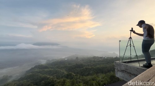 Salah satu spot favorit untuk menyaksikan matahari terbit  di kawasan Kintamani, Bangli, Bali. (I Nyoman Adhisthaya Sawitra/detikBali)