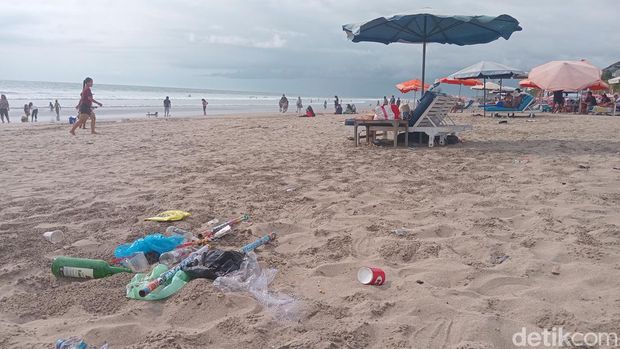 Sampah sisa pesta kembang api malam tahun baru di Pantai Kuta dan Legian.