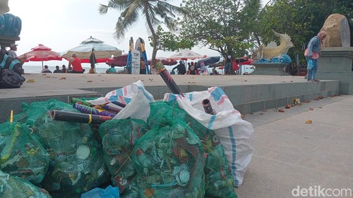 Sampah sisa pesta kembang api malam tahun baru di Pantai Kuta dan Legian.