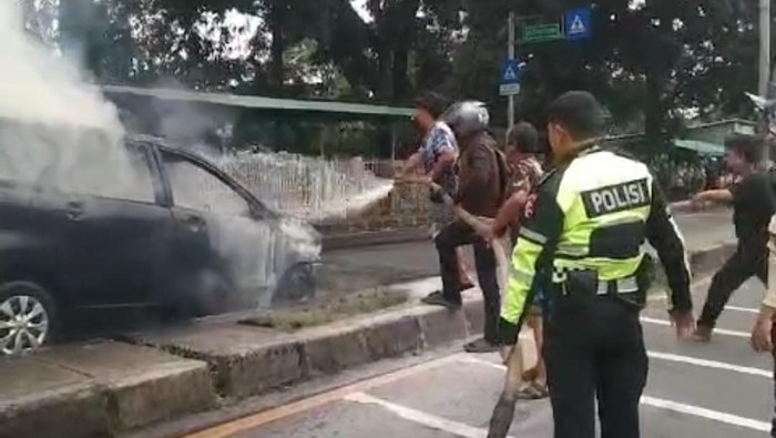 Sebuah mobil Toyota Avanza terbakar di Jalan Raya Jakarta-Bogor, Cibinong, Kabupaten Bogor, Jawa Bara