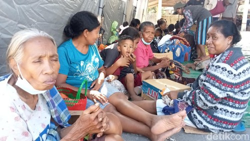 Sejumlah warga mengungsi ke Kantor Camat Wulanggitang, Flores Timur, NTT, setelah Gunung Lewotobi Laki-laki berstatus siaga, Senin (1/1/2024). (Foto: Yurgo Purab/detikBali)