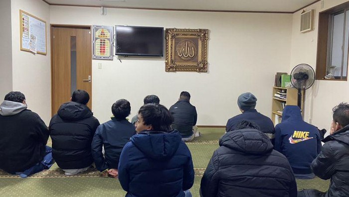 Sejumlah WNI terlihat di Masjid Kanazawa, Prefektur Ishikawa, Jepang, usai menjalankan ibadah salat Isya, pada Senin (1/1) waktu setempat. (Dian Novitasari)