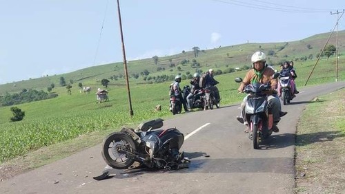 Sepeda motor salah satu korban kecelakaan di jalan lintas Kecamatan Kilo, tepatnya di Desa Kampasi Meci, Kecamatan Manggelewa, Kabupaten Dompu, NTB, Senin (1/1/2024). (Foto: Istimewa)