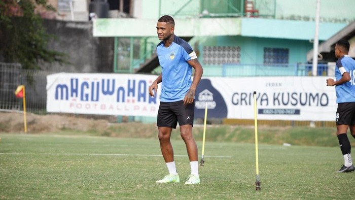 Striker PSIM Jogja, Augusto Neto.