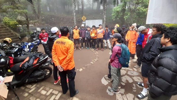 Suasana di basecamp Cemoro Kandang, Gunung Lawu, Karanganyar, Senin (1/1/2024).