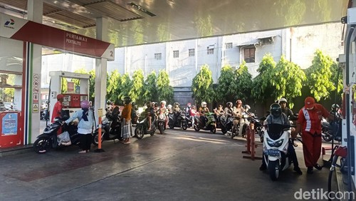 Suasana di salah satu SPBU di Denpasar, Bali.