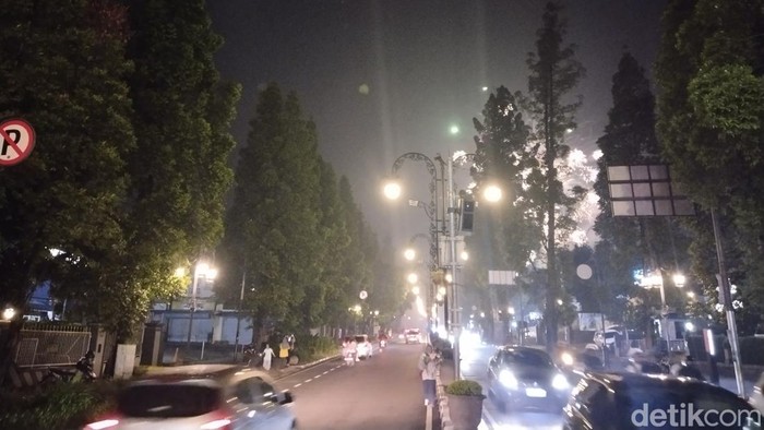 Suasana malam tahun baru 2024 di Bandung.