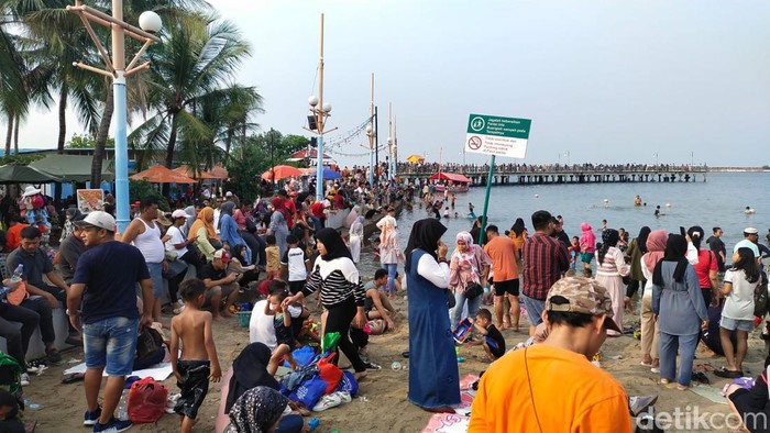 Suasana Pantai Ancol yang dipenuhi pengunjung pada hari pertama tahun baru 2024 (Tina/detikcom).