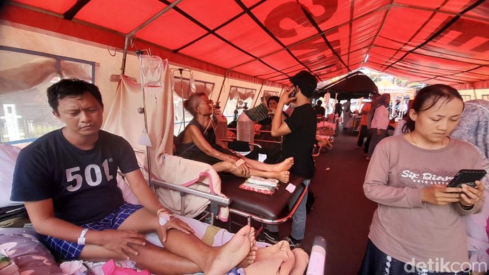 Suasana pasien RSUD Sumedang yang kegerahan di dalam tenda darurat yang berlokasi tepat di depan RSUD atau di atas badan Jalan Prabu Geusan Ulun