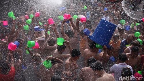 Suasana perang air atau siyat yeh serangkaian Festival Air Suwat, Gianyar, Bali, Senin (1/1/2024). (Istimewa)