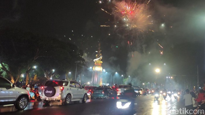Suasana pergantian tahun di depan Monumen Jayandaru, Alun-Alun Sidoarjo yang tidak terlalu meriah.
