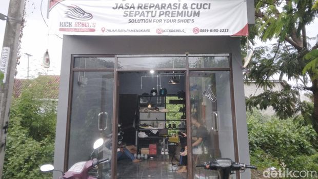 Suasana tempat reparasi dan pencucian sepatu Kick Rebels