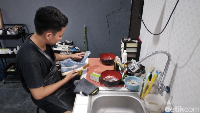 Suasana tempat reparasi dan pencucian sepatu Kick Rebels