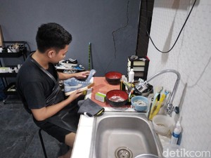 Mengulik Bisnis Cuci dan Reparasi Sepatu ala Anak Muda Cirebon