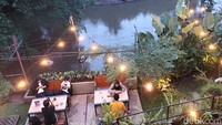 Salah satu yang membuat nuansa nopi berbeda di sini adalah karena lokasinya di tepi sungai Ciliwung. 