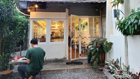 Nama kafe ini adalah Sudut Timur. Lokasinya berada di Jl Eretan II No.101, Balekambang, Kec. Kramat jati, Kota Jakarta Timur. 